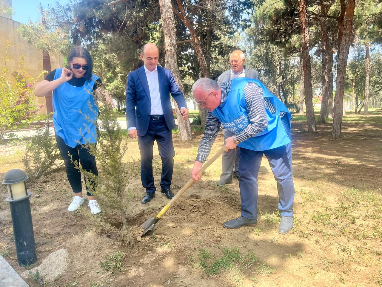 Suraxanıda Heydər Əliyev parkında ağac və gül kolları əkilib