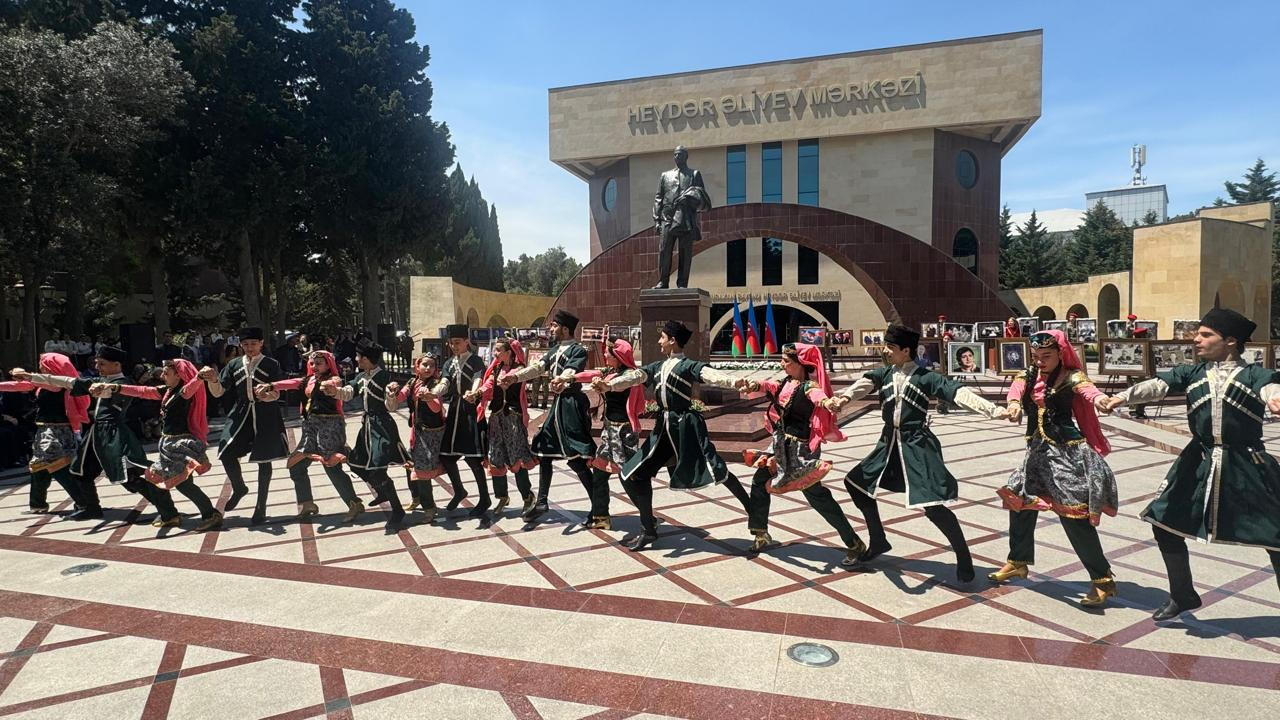 Suraxanıda “Heydər Əliyev -Unudulmaz lider” adlı foto-xalça sərgisi və konsert proqramı təşkil olunub