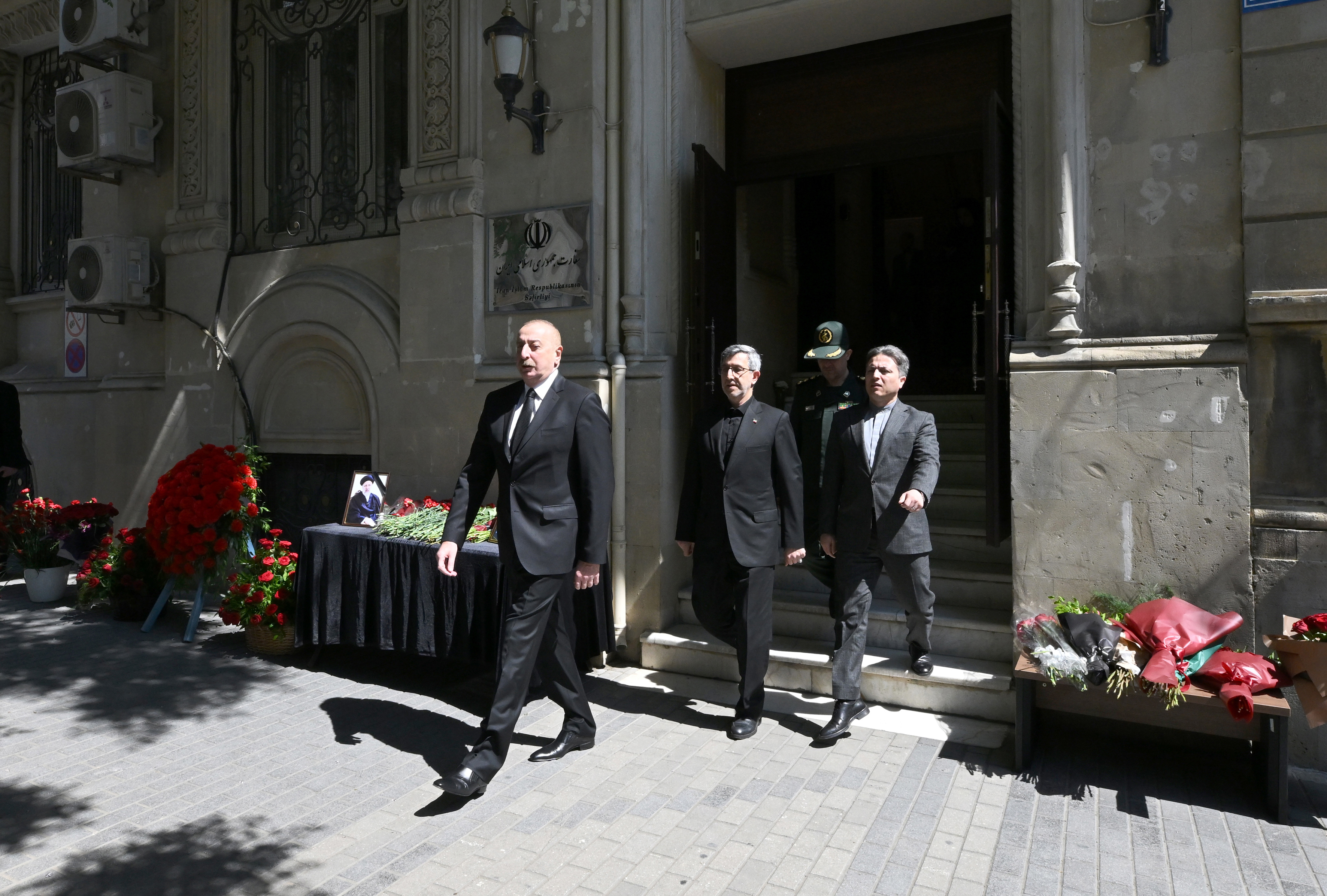 İlham Əliyev İran səfirliyində başsağlığı verdi - FOTO