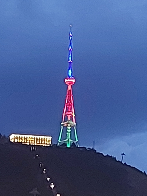 Tbilisidə teleqüllə və “Sülh körpüsü” Azərbaycan bayrağının rəngləri ilə işıqlandırıldı – FOTO