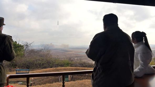 Kim Çen In qitələrarası ballistik raket buraxılışını ailəsi ilə izlədi - FOTO