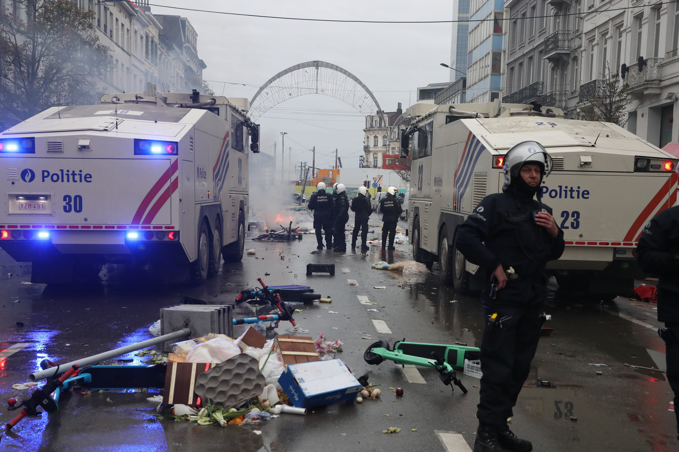 Belçikanın məğlubiyyətindən sonra Brüsseldə iğtişaşlar baş verib - FOTO