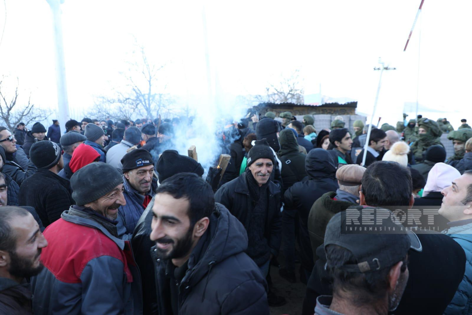 Şuşa-Xankəndi yolunda etiraz aksiyasının iştirakçıları çadırlarda gecələmək qərarına gəlib