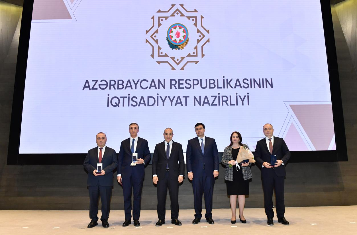 İqtisadiyyat naziri qurumun əməkdaşlarına orden və medallar təqdim edib