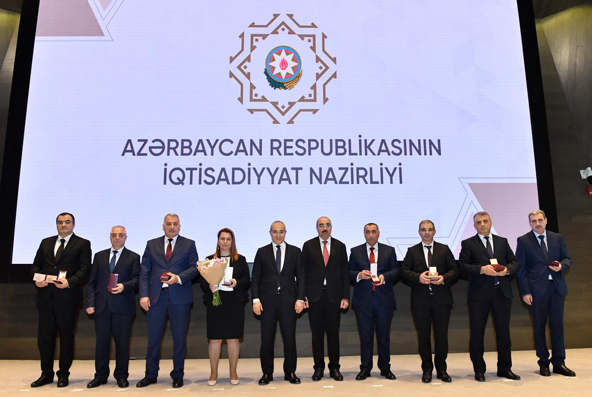 İqtisadiyyat naziri qurumun əməkdaşlarına orden və medallar təqdim edib