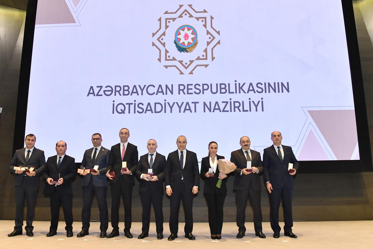 İqtisadiyyat naziri qurumun əməkdaşlarına orden və medallar təqdim edib