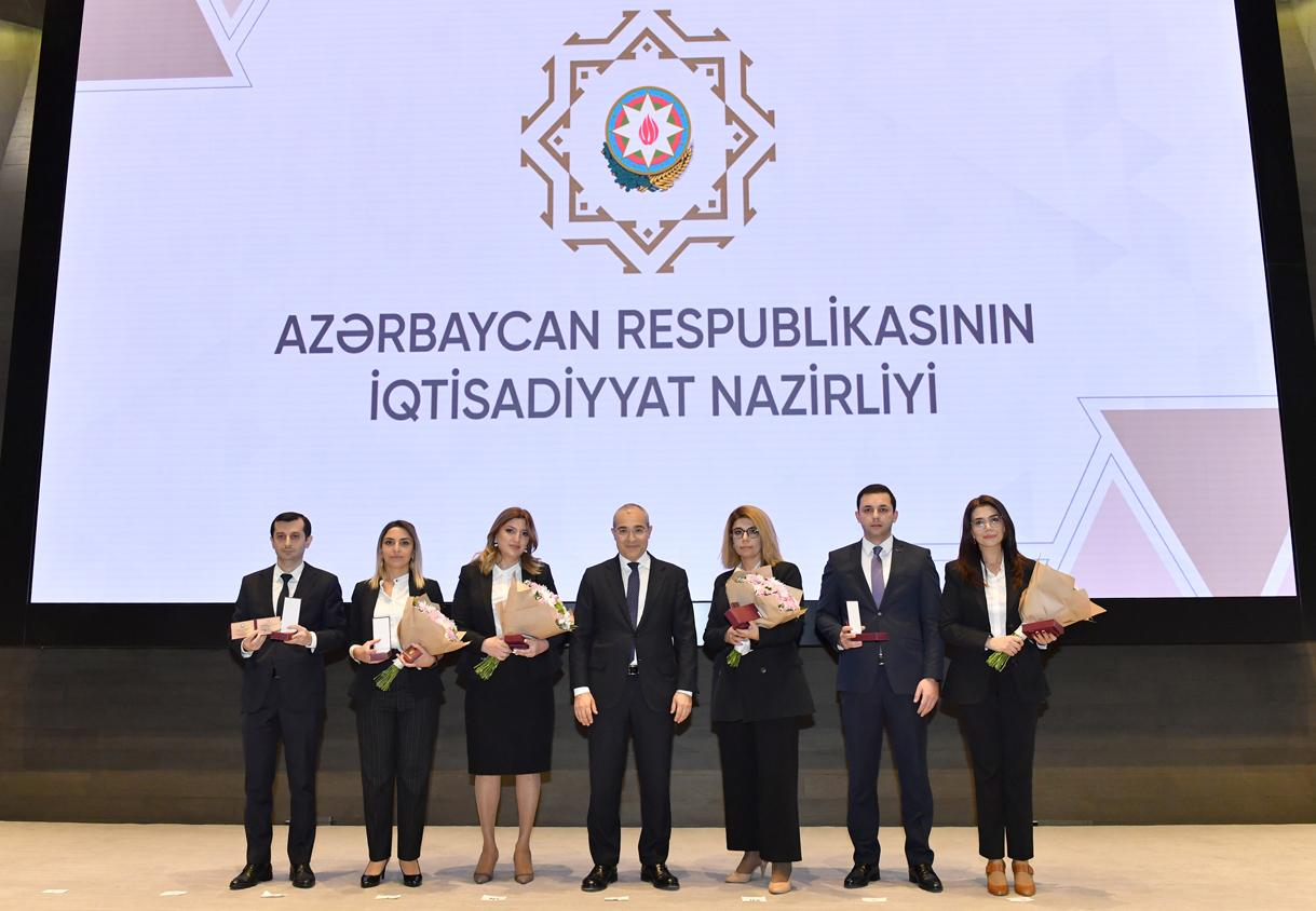 İqtisadiyyat naziri qurumun əməkdaşlarına orden və medallar təqdim edib