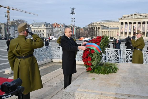 Prezident İlham Əliyev Budapeştdə naməlum əsgərin məzarını ziyarət edib