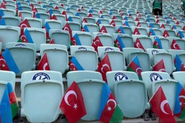 Bakı Olimpiya Stadionu Azərbaycan və Türkiyə bayraqları ilə bəzədilir