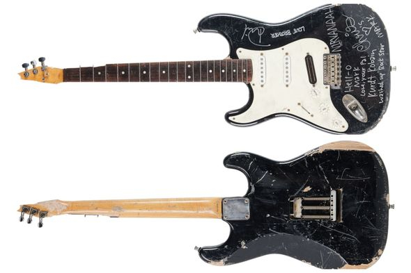 Kurt Kobeynin sınmış gitarası 596 900 dollara satıılıb