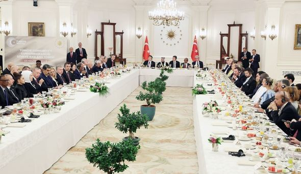 Ərdoğan səlahiyyətlərinin icrasına başlama mərasiminin iştirakçılarının şərəfinə şam yeməyi verib