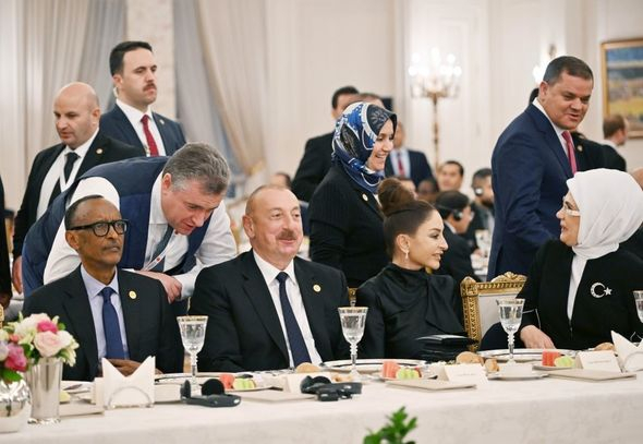 Ərdoğan səlahiyyətlərinin icrasına başlama mərasiminin iştirakçılarının şərəfinə şam yeməyi verib