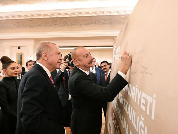 Ərdoğan səlahiyyətlərinin icrasına başlama mərasiminin iştirakçılarının şərəfinə şam yeməyi verib