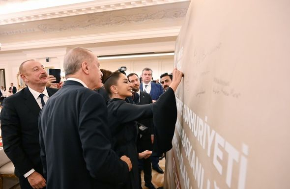 Ərdoğan səlahiyyətlərinin icrasına başlama mərasiminin iştirakçılarının şərəfinə şam yeməyi verib