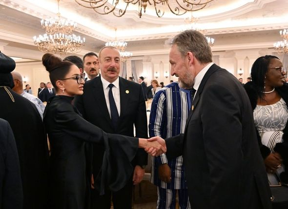 Ərdoğan səlahiyyətlərinin icrasına başlama mərasiminin iştirakçılarının şərəfinə şam yeməyi verib