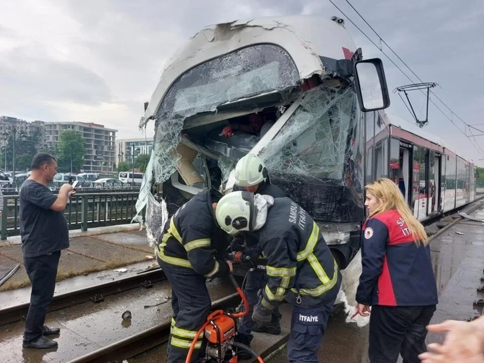 Türkiyədə iki tramvay toqquşub, yaralılar var - FOTO