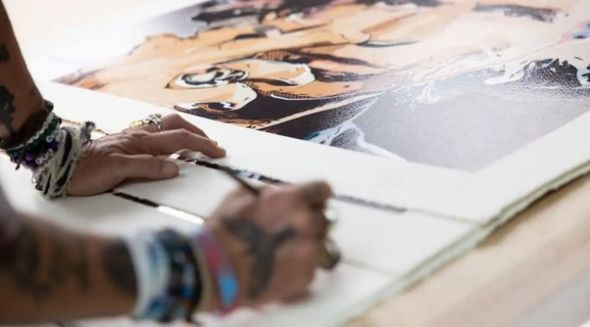 Conni Depp avtoportretlərini satır - FOTO