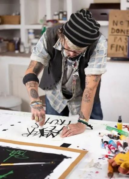 Conni Depp avtoportretlərini satır - FOTO