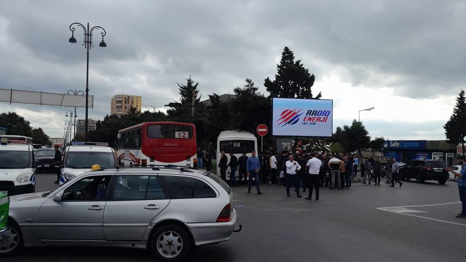 Bakıda sərnişin avtobusu ilə yük maşını toqquşub, yaralananlar var - FOTOLAR