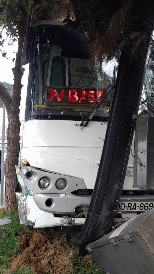 Bakıda sərnişin avtobusu ilə yük maşını toqquşub, yaralananlar var - FOTOLAR