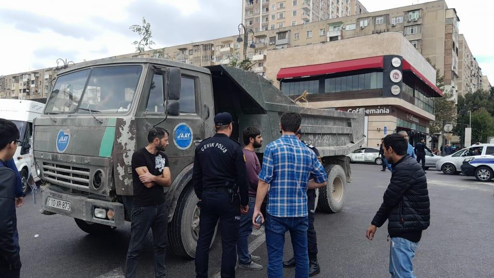 Bakıda sərnişin avtobusu ilə yük maşını toqquşub, yaralananlar var - FOTOLAR