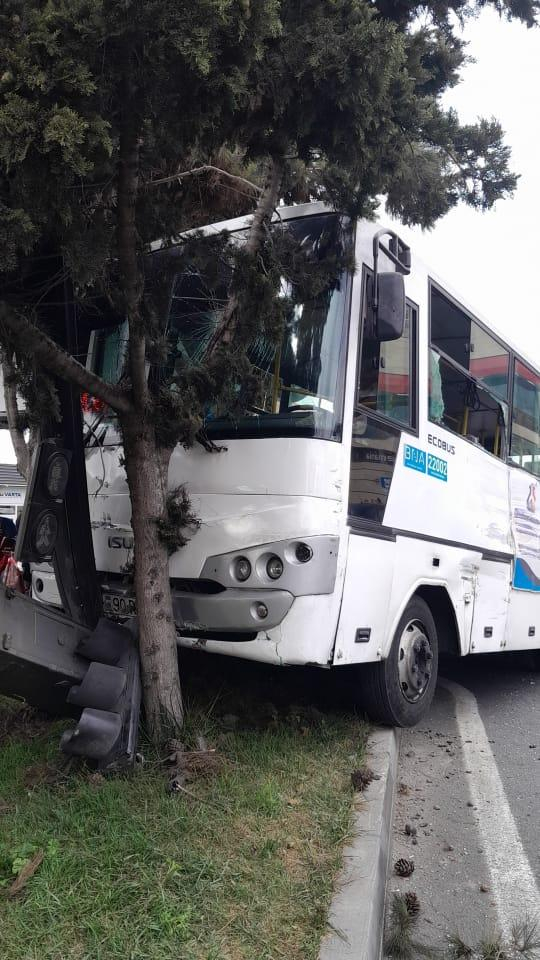 Bakıda sərnişin avtobusu ilə yük maşını toqquşub, yaralananlar var - FOTOLAR