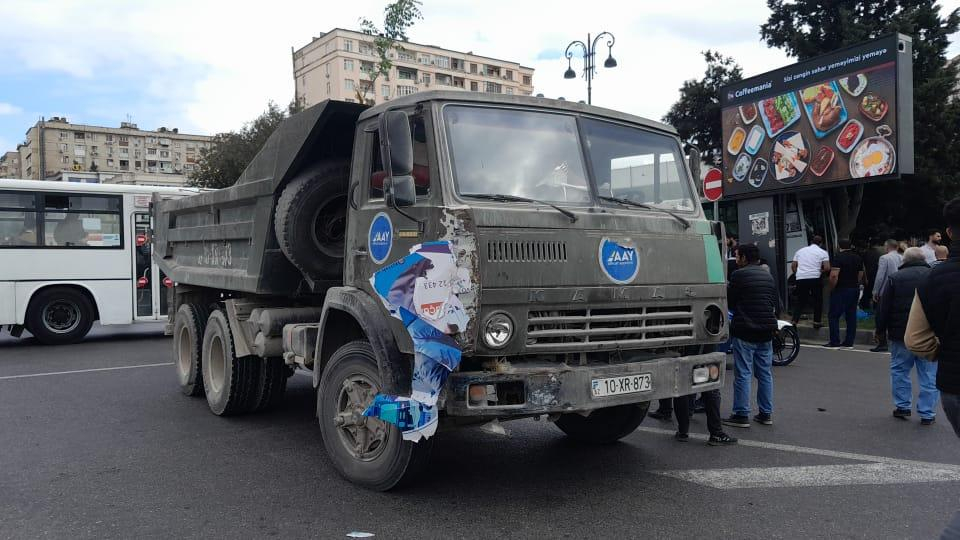 Bakıda sərnişin avtobusu ilə yük maşını toqquşub, yaralananlar var - FOTOLAR