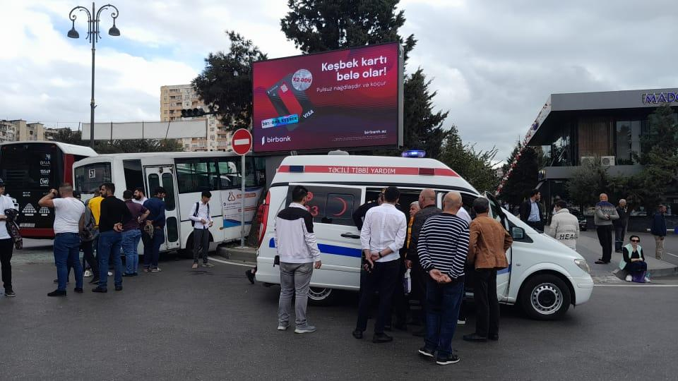 Bakıda sərnişin avtobusu ilə yük maşını toqquşub, yaralananlar var - FOTOLAR