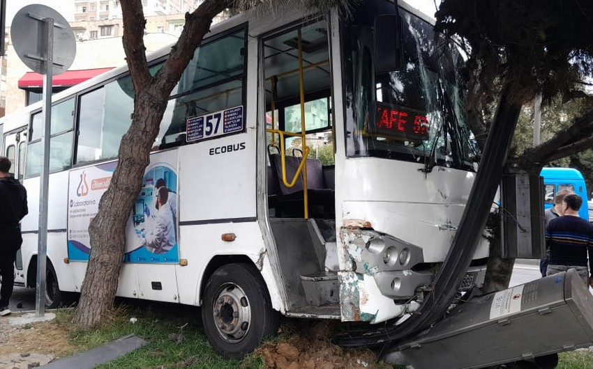 Bakıda sərnişin avtobusu ilə yük maşını toqquşub, yaralananlar var - FOTOLAR