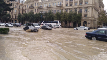 Bakı yenə su altında