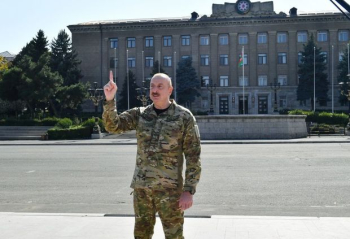 İlham Əliyev: “Biz bu gün Xankəndinin mərkəzindəyik, Azərbaycan Bayrağı altında, bu, tarixi hadisədir”