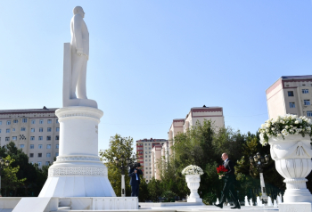 Prezident İlham Əliyev Sumqayıt şəhərində Ulu Öndər Heydər Əliyevin abidəsini ziyarət edib