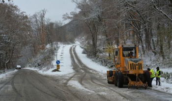 Quba və Qusarda yollar buz bağlayıb, avtomobillərin hərəkəti çətinləşib