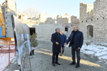 Prezident Şuşada Aşağı Gövhər Ağa məscidində aparılan bərpa işləri ilə tanış olub