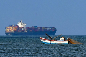 Qırmızı dənizdə “Maersk” şirkətinin konteyner gəmisi raketlə vurulub