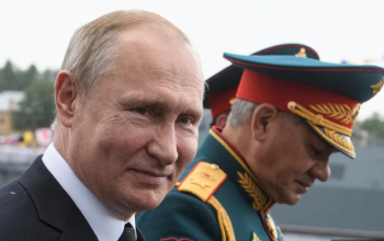Putin əlində gül buketi tutaraq Şoyqu ilə zarafat etdi