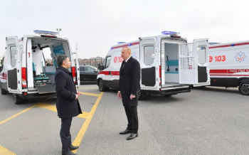 Prezident yeni alınmış müasir təcili tibbi yardım avtomobilləri ilə tanış olub