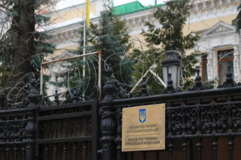 KİV: Ukraynanın Moskvadakı səfirliyində Rusiya bayrağı qaldırılıb
