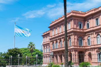 Argentina İranın daxili işlər nazirinin həbs edilməsini tələb edir