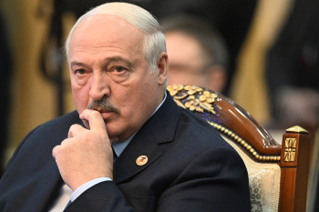 Lukaşenko nüvə başlığını qucaqladığını bildirib