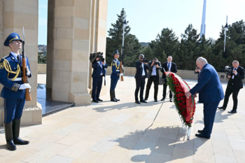 Belarus Prezidenti Aleksandr Lukaşenko Bakıda şəhidlərin xatirəsini anıb