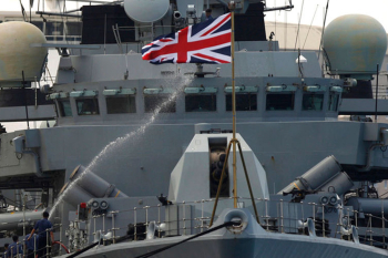 Britaniya gəmisi Yəmən sahillərində hücuma keçib
