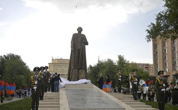 İrəvanda Njdenin heykəlinə “Xameneiyə ölüm” yazıblar