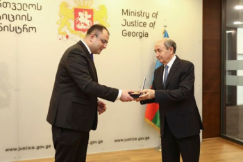 Fikrət Məmmədov Gürcüstanın ədliyyə nazirinə medal təqdim etdi