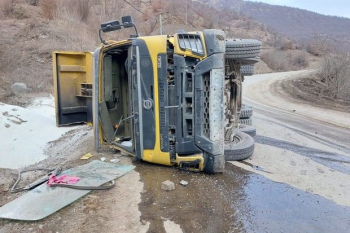 Kəlbəcərdə yük maşını aşıb, xəsarət alan var - FOTO