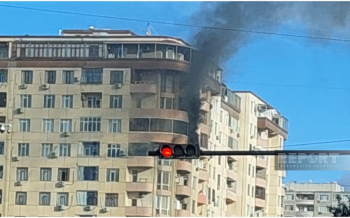 Bakıda çoxmərtəbəli yaşayış binasında yanğın olub - VİDEO