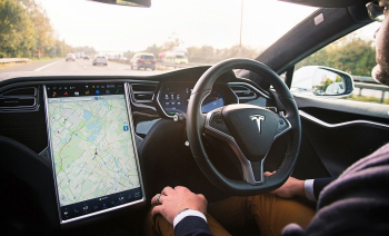 Tesla-nın avtopilot sistemi videosu yalan imiş