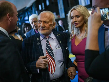 Aya ayaq basan ikinci insan Buzz Aldrin 93 yaşında yenidən evlənib