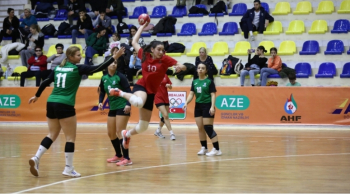 Qadın həndbolçuların Azərbaycan çempionatında növbəti turunun oyunları keçirilib