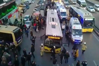 İstanbulda avtobus dayanacağa çırpılıb: yaralılar arasında azərbaycanlı da var